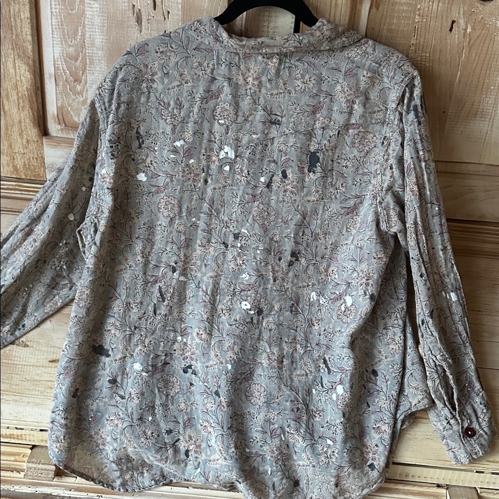 Magnolia Pearl Women's Patterned Button-Down Shirt - Picture 8 of 8